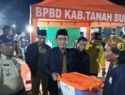 Bupati Tanbu Zairullah Azhar Serahkan Bantuan bagi Korban Kebakaran di Satui