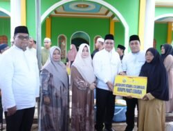 Safari Ramadhan,Bupati Kotabaru berikan Bantuan Sosial Kepada Masyarakat Kecamatan Pemukan Barat
