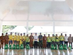 Bupati Kotabaru Apresiasi Petugas Kebersihan dan Petugas Pertamanan dengan Berikan Paket Lebaran