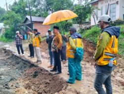 Akibat Hujan Deras: Bupati Kotabaru Terjun Langsung ke Lokasi Kerusakan Jalan di Gunung Sari