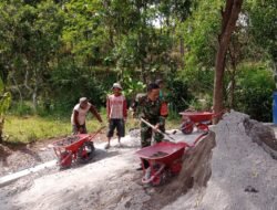 Penuh Semangat, Babinsa Klego Bantu Masyarakat dengan Pengecoran Jalan