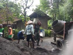 Babinsa Serka S. Munawar Berperan Aktif dalam Perbaikan Jalan Desa Jenalas