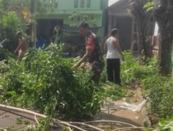 Peduli Lingkungan, Babinsa Kerja Bakti Pembersihan Lingkungan 