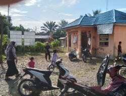 Sambut Hari Kemerdekaan, Pemdes Karang Payau Beserta Warga Gotong Royong Bersihkan Halaman perkantoran Desa