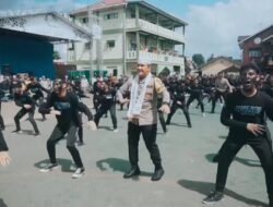 Penuh Kekeluargaan: Santri dan Ulama Sambut Kedatangan Kapolres HSS di Pondok Pesantren