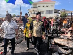 Tak menunggu lama Bupati Kotabaru didampingi Ketua TP PKK Kunjungi dan Berikan Bantuan Korban Kebakaran