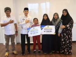 Bang Arul Tepati Janji nya Serahkan Paket Umroh dan Beasiswa kepada Warga Desa Langadai