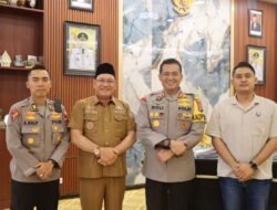 Pererat silahturahmi dengan pemda, Kapolres kotabaru disambut hangat Bupati Sayed ja’far alaydrus di ruangan Kerja
