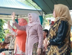 Semarak Kemerdekaan, Hj. Fatma Idiana Saksikan Karnaval Kemerdekaan Sampai Selesai