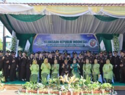 Peringati Hari Lahir ke-79, Kajari Kotabaru Gelar Upacara dan Pemotongan Tumpeng