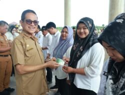 Sekda Kotabaru Serahkan BPJS Ketenagakerjaan kepada Tenaga Harian Lepas (THL)