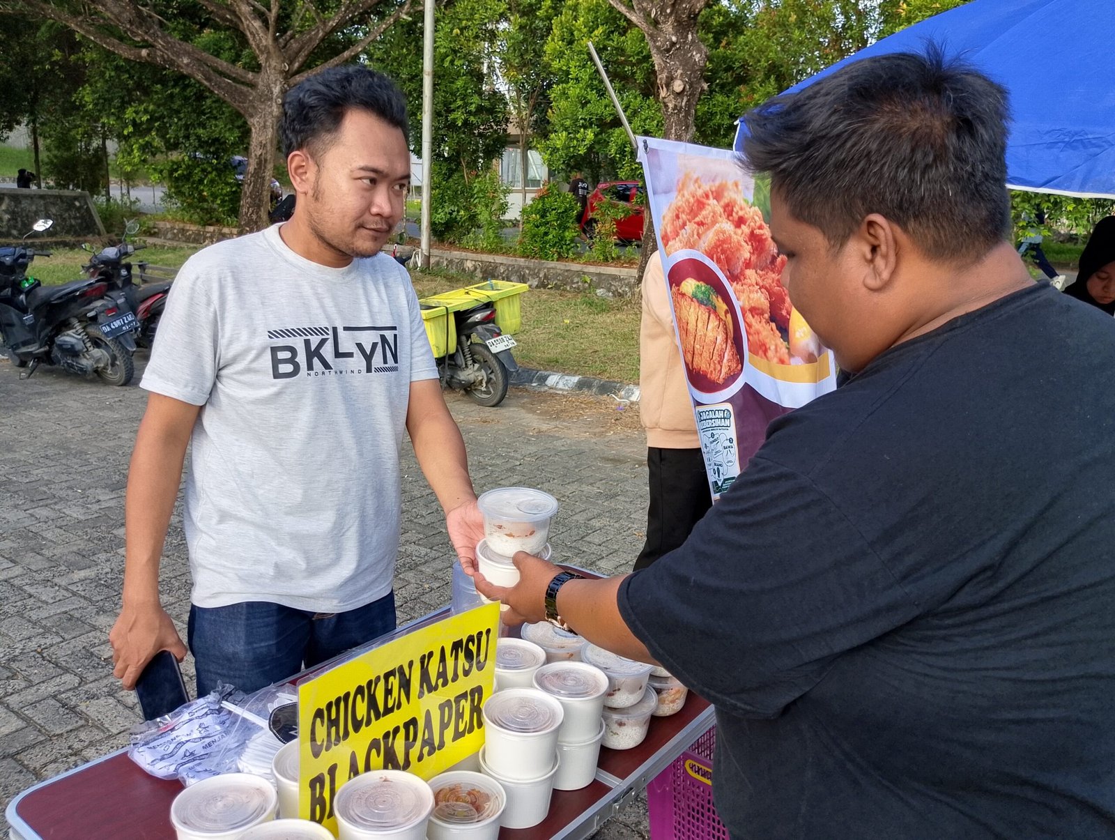 Iqbal saat Membeli Makanan di Moukatsu (Dokumentasi Langsung)