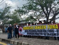 Aksi Protes Warga: Bawaslu Kalsel Didorong untuk Tindak Pelanggaran Fasilitas Negara dalam Pilkada