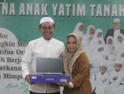 Zairullah Azhar Berikan Laptop untuk Santri Berprestasi di Istana Anak Yatim