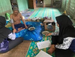 Upaya Peduli Kesehatan Lansia, Kader Posyandu “Teratai” Desa Karang Payau Lakukan Pemeriksaan Keliling Desa