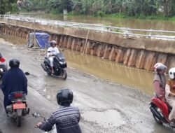 Erosi Sungai Hancurkan Jalan Amuntai-Tanjung,Warga Desak Perbaikan Segera!