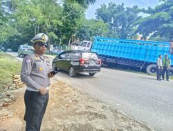 Truk Bermuatan Besi Bangunan Terperosok, Sistem Contraflow Diterapkan di Tanjakan Durian Banjarbaru