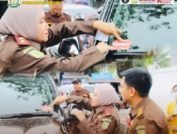 Kejaksaan Tinggi Kalsel Bagikan Stiker dan Coklat untuk Kampanye Anti Korupsi