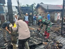 TNI, Polri, dan DLH HST Gotong Royong Bantu Korban Kebakaran di Barabai