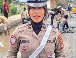 Satlantas Polres Tapin Bersama Warga Bersinergi Perbaiki Jalan Rusak di Bundaran Bungur