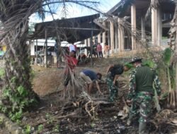 Masyarakat Desa Talusi Bersama Satgas TMMD Ke-123 Kodim 1004 Kotabaru Gotong Royong Bersihkan Lingkungan Masjid