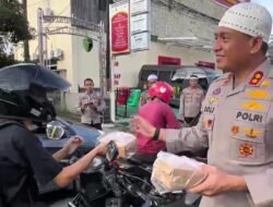 Wujud Kebersamaan dan Peduli Polri, Polres Kotabaru Bagikan Takjil Kepada Warga Masyarakat Yang Melintasi Jalan Mako Polres