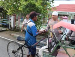 Berkah Ramadhan, Kapolres Kotabaru Bagikan Takjil Kepada Pengguna Jalan