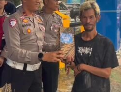 Satuan Lalu Lintas Polres Kotabaru Bagikan Takjil Kepada Masyarakat Pengguna Jalan