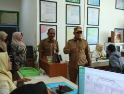 Tinjau Langsung Pelayanan Publik, Bupati Kotabaru Kunjungi Disdukcapil