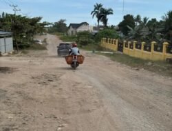Jalan Rusak Menuju Muara Satui Viral, Warga Tanah Bumbu Tuntut Perbaikan: “Kami Lelah Menunggu!”