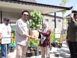 Dorong Rehabilitasi Hutan dan Pangan, Kemenhut Serahkan Bibit ke Tanah Bumbu