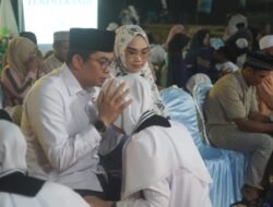 Momen Haru! Bupati Andi Rudi Latif Kalungkan Tanda Kelulusan untuk Putrinya