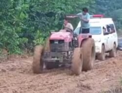 Tak Bisa Lewat, Ambulans Ditarik Bajak: Bukti Gagalnya Pembangunan di Pelosok