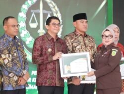 Bupati Andi Rudi Latif Terima Penghargaan dari Kejati Kalsel