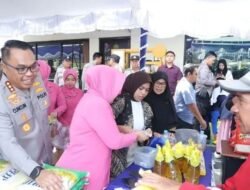Pasar Murah Bernuansa Kekeluargaan, Kapolresta dan Istri Layani Warga dengan Senyum