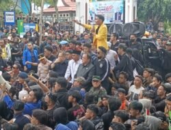 Gedung Wakil Rakyat Digedor Teriakan: “Supian Mana?!” – Kami Datang Bukan untuk Rusuh, Tertib, Tegas, Tanpa Kekerasan