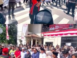 “Copot Sekarang Juga!” Seruan Massa Gegerkan Kantor DPRD, AKGUS Desak Kadis PUPR Mundur