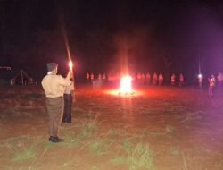 Polsek Pulau Sembilan Dampingi Pramuka Dalam Upacara Api Unggun dan Beri Penyuluhan Anti-Bullying