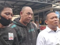 Di Bawah Guyuran Hujan, Puluhan Massa Sampaikan Tuntutan di Dirkrimsus Polda Kalsel