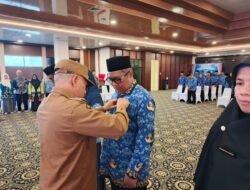 HUT KORPRI ke-54, Bupati Kotabaru Sematkan Penghargaan Satyalancana Karya Satya Kepada ASN dan Asih Purna Bakti