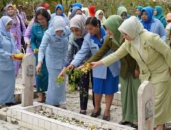 Peringati Hari Ibu ke-97, Pemkab Kotabaru Gelar Ziarah Makam Pahlawan