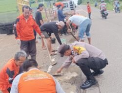 Jelang Nataru dan Haul Guru Sekumpul, Polisi Bersama Warga Jaro Tambal Jalan Berlubang