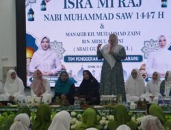 Perkuat Iman dan Ketahanan Keluarga, TP PKK Kotabaru Gelar Peringatan Isra Mi’raj di Masjid Apung Siring Laut