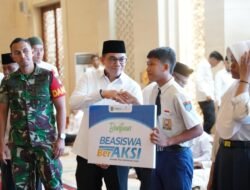 Bupati Tanah Bumbu Salurkan Beasiswa BerAKSI untuk Ribuan Pelajar dan Santri