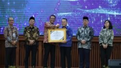 Bupati Andi Rudi Latif Terima Penghargaan Menkum RI