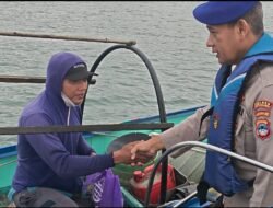 Aksi Humanis Sat Polairud Polres Kotabaru, Bagikan Sembako Langsung ke Nelayan Yang Sedang Melaut