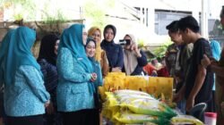 Ketua TP PKK Tanah Bumbu Buka Pasar Murah Ramadan di Kecamatan Simpang Empat