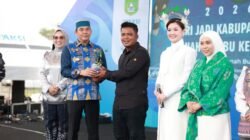 HUT ke-23 Tanbu, Bupati Andi Rudi Latif dan Artis Asty Ananta Serahkan Bibit Tomat Cherry Stevia untuk Petani Lokal