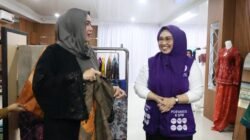 Ketua Dekranasda Tanbu Andi Irmayani Sambut Hangat Kunjungan Dekranasda Banjar di Rumah Oleh-oleh Bersujud