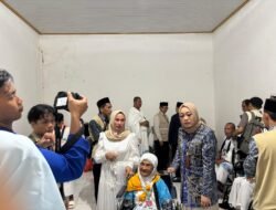 Hj Suwanti Doakan Jamaah Haji Kotabaru Jadi Haji Mabrur, Ribuan Harapan Mengiringi